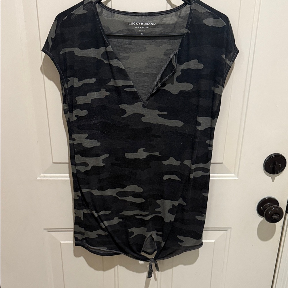 Lucky Brand Women's Gray Camouflage Short Sleeve Top